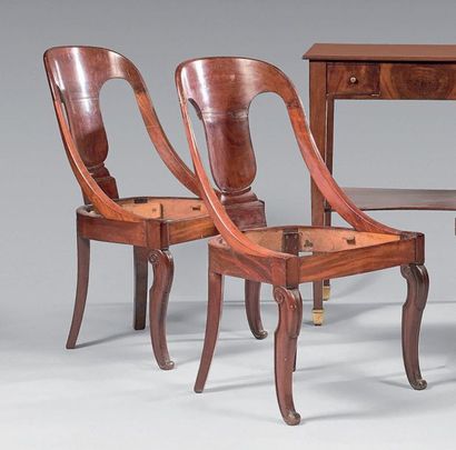 null Pair of mahogany frame chairs with gondola backrest in flat baluster, console...