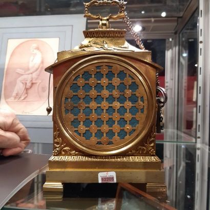 null Pendule de table en bronze doré ornée de trophées de musique. Cadran émail signé...