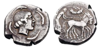 Sicile Syracuse. Tétradrachme (vers 450 av. J.-C.). 16,96 g. Tête d'Aréthuse à droite,...