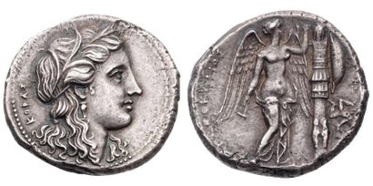 Sicile Tétradrachme (305-300 av. J.-C.). Tête d'Aréthuse à droite, les cheveux longs...