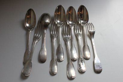 null Cinq fourchettes et cinq cuillers en argent, modèle filets.
Paris, XVIIIe siècle.
Poids...