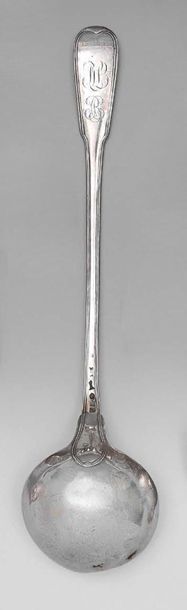 null Louche en argent, modèle filets, la spatule monogrammée.
Paris, 1775.
Maître-Orfèvre...