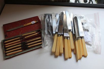 null Lot de couteaux comprenant : vingtneuf couteaux de table manches ivoire, quatorze...