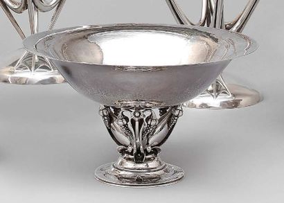 null Hollow round bowl in hammered silver 925 thousandths on openwork pedestal with...