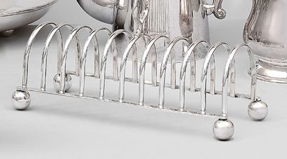 null Toast rack in 925 sterling silver on four ball feet.
American work.
Length:...