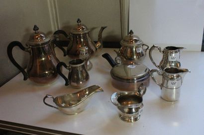 null Lot en métal argenté comprenant : service thé-café, quatre pièces : théière,...