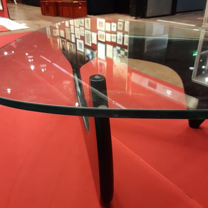 Isamu NOGUCHI Table basse «modèle IN50», piètement en bois laqué noir et plateau...