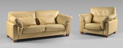 STEINER EDITEUR 
Ensemble de salon en cuir beige comprenant un canapé et un fauteuil.
Canapé...