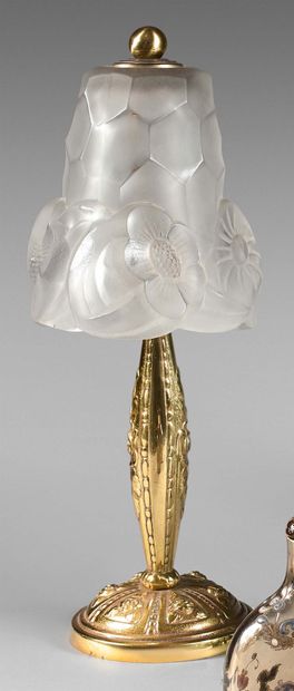 TRAVAIL FRANÇAIS Lampe en bronze doré, cache-ampoule en verre blanc satiné à décor...