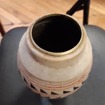 Jean DUNAND (1877-1942) 
Vase en dinanderie de cuivre de forme conique à épaulement...