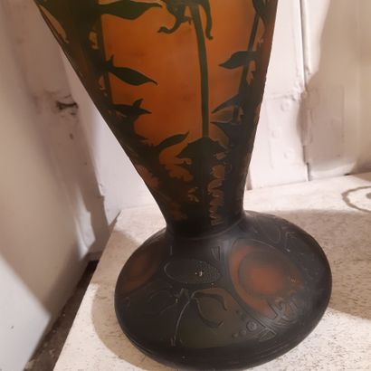 DAUM Grand vase de forme balustre sur piédouche et col trilobé pincé à chaud. Épreuve...