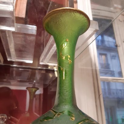 DAUM Vase de forme ovoïde à long col droit évasé. Épreuve de tirage industriel réalisée...