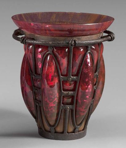 DAUM & Louis MAJORELLE (1859-1926) 
Vase légèrement conique entièrement soufflé dans...