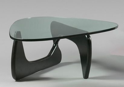 Isamu NOGUCHI Table basse «modèle IN50», piètement en bois laqué noir et plateau...