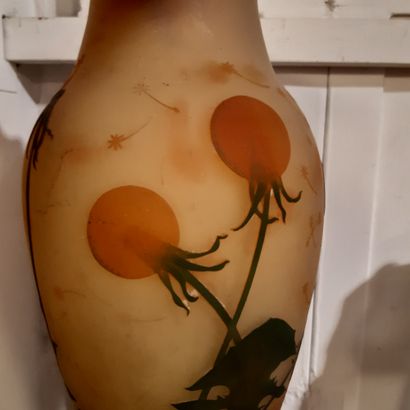 DAUM Grand vase de forme balustre sur piédouche et col trilobé pincé à chaud. Épreuve...