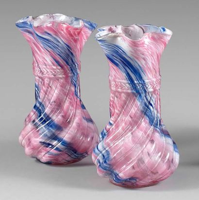 ANONYME ART NOUVEAU - ART DÉCO Paire de vases en verre marmoréen bleu et rose (fêle...