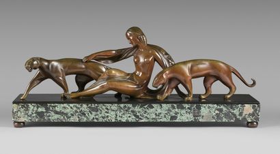 Michel DECOUX (1837-1924 ) 
Femme nue aux deux panthères
Épreuve en bronze à patine...
