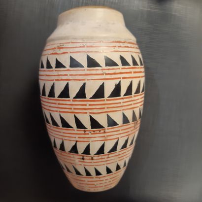 Jean DUNAND (1877-1942) 
Vase en dinanderie de cuivre de forme conique à épaulement...