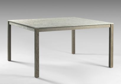 null Table basse, plateau en marbre gris reposant sur un piètement en bois laqué...