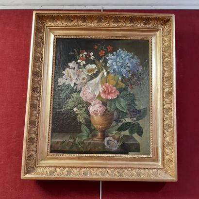 École Française du XIXe siècle Bouquet de fleurs dans un vase posé sur un entablement
Huile...