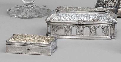 null Rectangular silver box with contours, the hinged lid decorated with foliage.
Far...