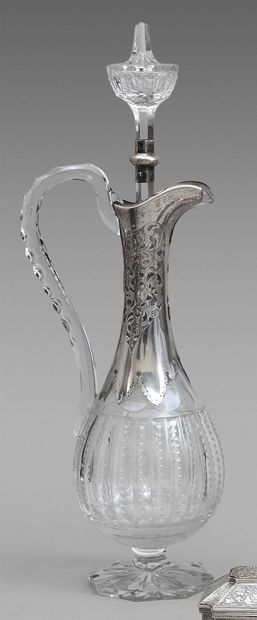 null Covered ewer in cut crystal, the openwork silver frame with flowery scrolls.
Foreign...