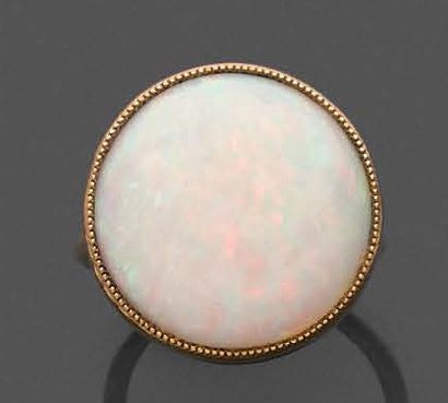 null Yellow gold ring 750 thousandths decorated with a cabochon opal set in a closed...