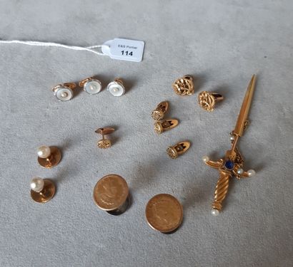 null Lot in gold 750 thousandths and part in metal including: a brooch sword; thirteen...