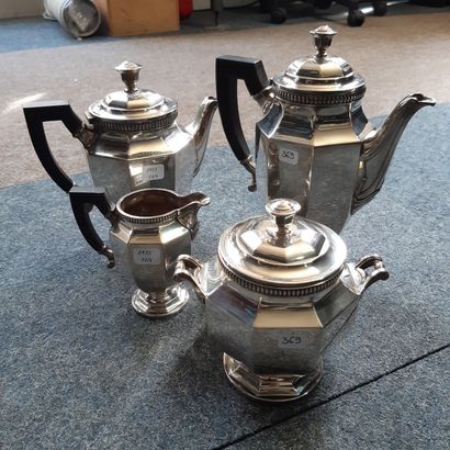 null Lot en métal argenté comprenant : service thé-café quatre pièces de forme balustre...