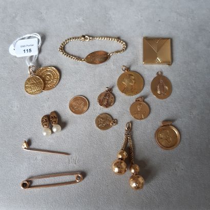 null Lot in gold 750 thousandths and metal including: a safety pin; a pin of brooch;...