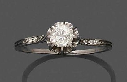 null 
Ring in PLATINUM 850 thousandths adorned with a small diamond of old size and...