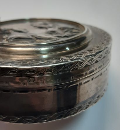 null Boîte de forme ronde en argent partiellement décorée d'entrelacs, le couvercle...