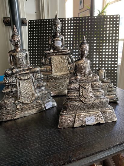 null Suite de quatre statuettes de boudha en argent.
Thaïlande.
(Accident à la tête...