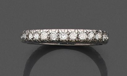 null Wedding ring in white gold 750 thousandths set with round brilliant diamonds.
Finger...