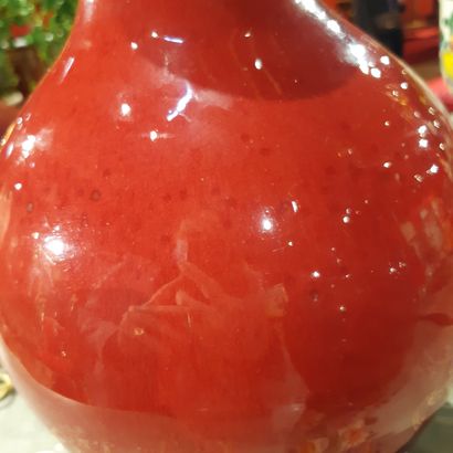 null Paire de vases en porcelaine aubergine, montés en lampe.
Hauteur : 42 cm