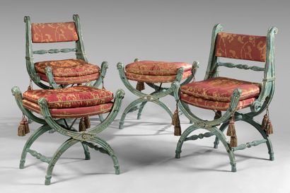 null Deux chaises et deux tabourets «curule» en bois laqué vert et doré sculpté de...