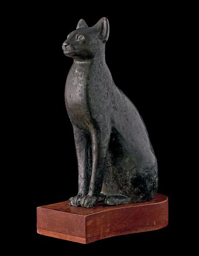 null Grande statuette votive de chatte BASTET
Elle représente la déesse Bastet sous...