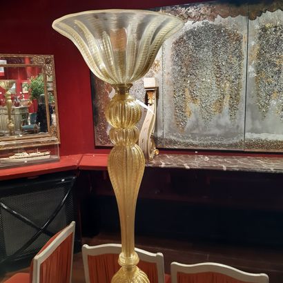 null Paire de grands lampadaires en verre soufflé doré de Murano.
Hauteur : 177 ...