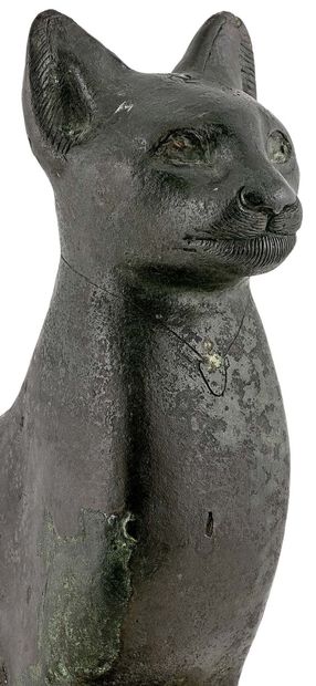  Grande statuette votive de chatte BASTET Elle représente la déesse Bastet sous la...