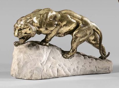 James ANDREY 
Lionne à l'affût
Bronze doré, sur un socle en pierre, signé.
Hauteur...