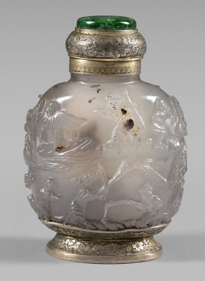 CHINE, XIXe siècle 
Flacon tabatière en agate grise et rouille à décor sculpté en...