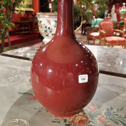 null Vase soliflore en porcelaine aubergine, monté en lampe.
Hauteur : 35 cm