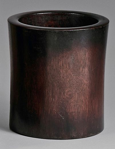 CHINE - XXe siècle 
Pot à pinceaux en bois dit «bitong» et une statuette en bois...