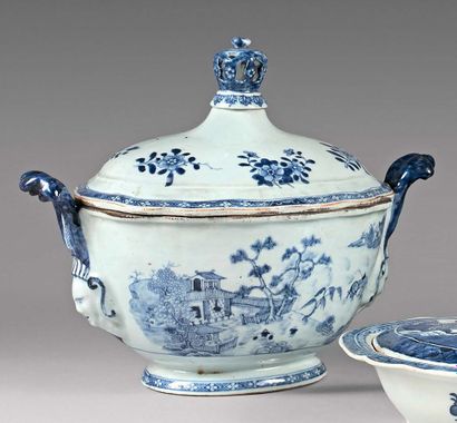 CHINE - époque Qianlong (1736-1795) 
Porcelain oval tureen decorated in blue underglaze...