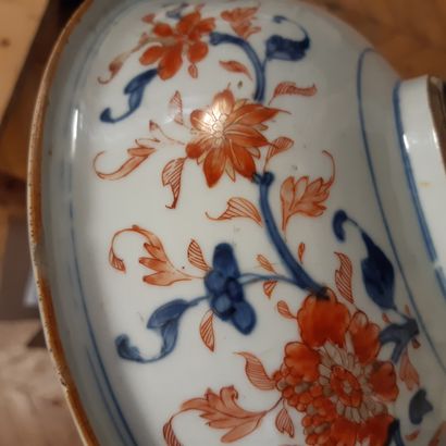 CHINE - Époque KANGXI (1662-1722) 
Saladier en porcelaine décorée en bleu sous couverte,...