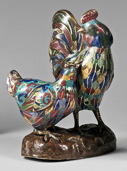 CHINE - XXe siècle 
Groupe en bronze et émaux cloisonnés polychromes, coq et poule...