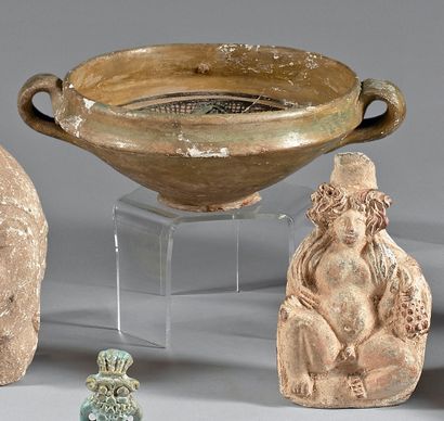 null 
Lot consisting of two oil lamps with a Pegasus and a bird (Roman period), a...