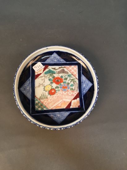 JAPON - Epoque MEIJI (1868-1912) 
Quatre coupelles en porcelaine émaillée dans le...