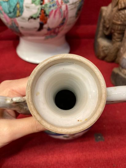 CHINE - Époque KANGXI (1662-1722) 
Verseuse en porcelaine émaillée polychrome de...