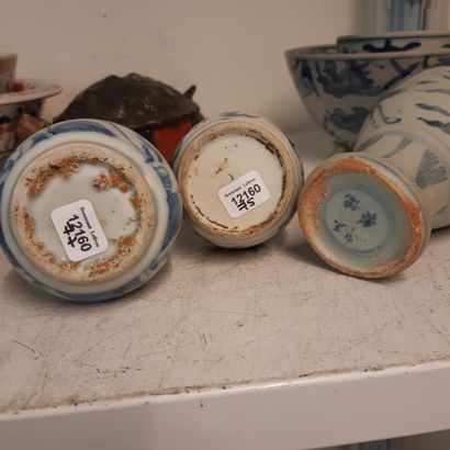 CHINE et VIETNAM - XVe siècle 
Trois petits vases soliflore en porcelaine bleu blanc...